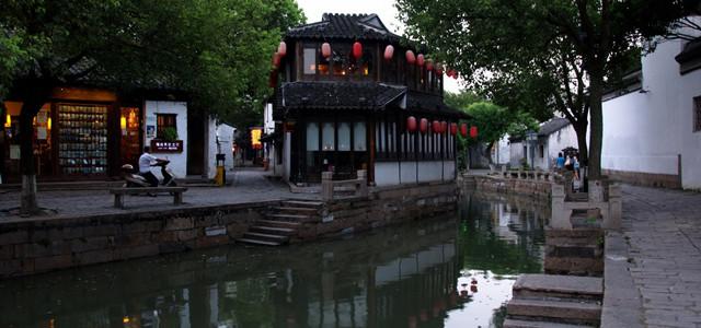 谭卓和章宇是什么关系？亲密合影引恋情猜测？